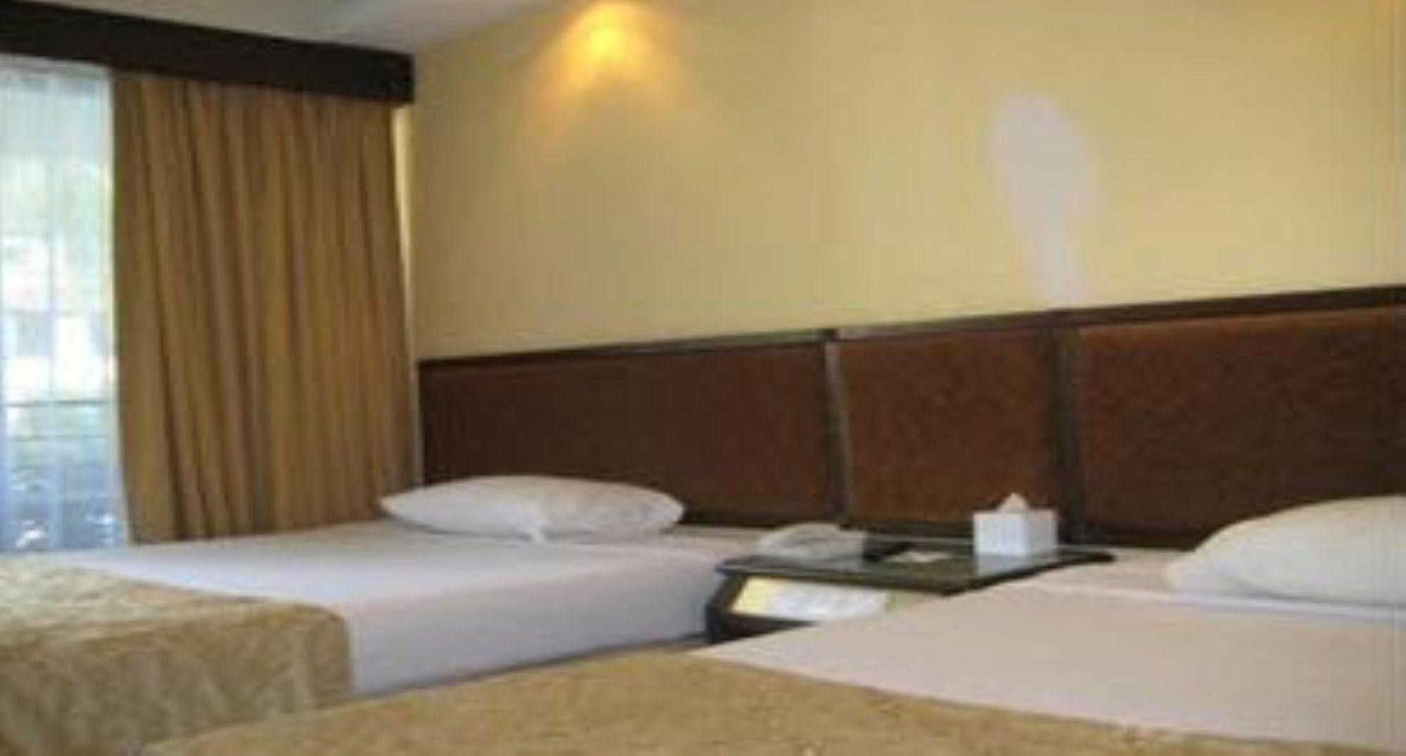 Residence Inn Чератінг Екстер'єр фото